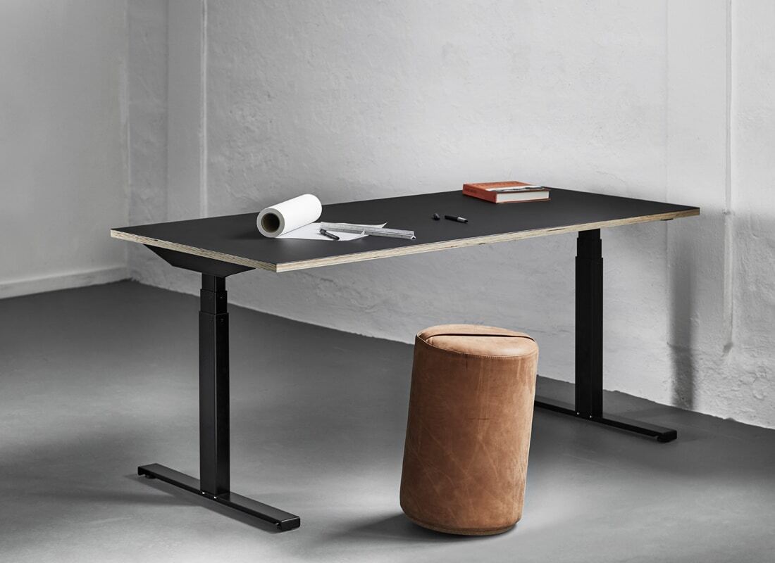 jensenplus jp700 height adjustable table with k2 seat ergonomic pouf and edges in multiplex black linoleum