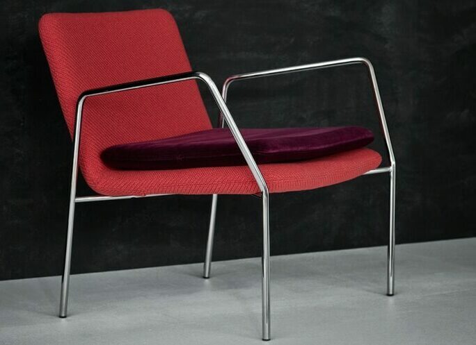 JENSENplus HOYO lounge chair with arms in red with velvet e1696928686467