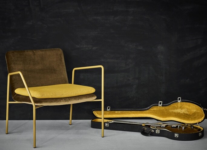 JENSENplus HOYO lounge chair with arms in yellow green with guitar