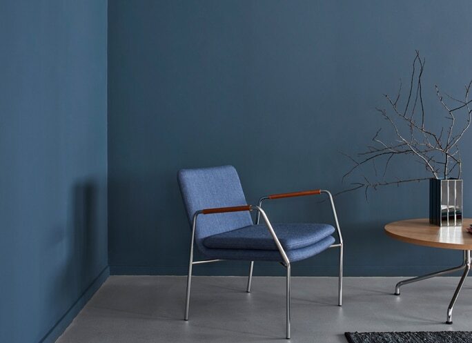 jensenplus hoyo lounge chair with leather arms in blue fiord kvadrat